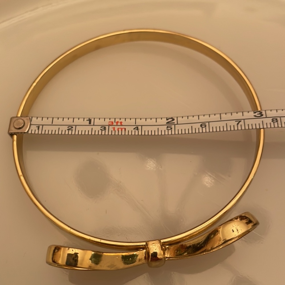 Bracelet. Gold Tone with a Pretty Gold Bow. In New Condition. - Picture 5 of 5
